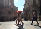 Personas caminan por una calle el 02 de mayo de 2026 en La Habana (Cuba).