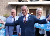 El líder del Partido Reformista, Nigel Farage (C), llega al Ayuntamiento de Havering en Londres, Gran Bretaña, el 8 de mayo de 2026.