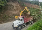 Con maquinaria pesada se ejecutan trabajos de limpieza y remoción de escombros en la vía Balbanera – Pallatanga – Cumandá, en el sector Cruz del Hueso.