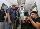 Integrantes del mariachi López interpretan un bolero tras afinar sus instrumentos, previo a realizar shows por el Día de la Madre.