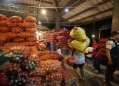 Trabajador descagar sacos de papa en el mercado de Montebello, en Guayaquil.