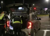 Policías realizan controles nocturnos en Quito durante el toque de queda.