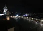 Pasadas las 19:00, la Plaza San Francisco se vacía. Por el toque de queda, las personas se van más temprano de los negocios.