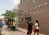 El Hospital Bustamante enfrenta cuestionamientos por irregularidades en fármacos para AME y despidos de personal.