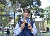 Tomás con el oro de la Copa Mundo y la plata regional.