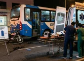 Imagen para simbolizar heridos en siniestro de tránsito llegando al área de emergencias de hospitales en Ecuador, con  con Google Gemini.
