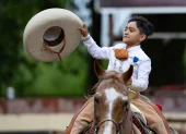 Fotografía que muestra a un joven jinete durante el "Viva Fiesta" en San Antonio, Texas (EE.UU.).