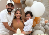 Soledad Barberán y su esposo, René Arreaga, celebran la llegada de una niña a la familia.