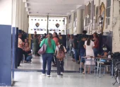 Miles de estudiantes regresaron a las aulas en mayo, en medio de desafíos en recursos, tecnología y calidad educativa.