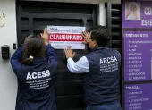 Una foto creada por la IA para representar la clausura de una estética en Urdesa.