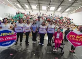 Un grupo de madres que reciben el bono Joaquín Gallegos Lara celebrando su día.