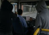 Referencia. Dos sospechosos fueron procesados por extorsionar a un conductor de transporte público en Quito.