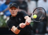 El italiano Jannik Sinner debutó este sábado 9 de mayo en el Masters 1000 de Roma y venció al austríaco Sebastian Ofner en dos sets (6-3 y 6-4), en una hora y cuarenta y un minuto