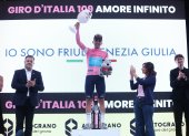El uruguayo Guillermo Silva del XDS Astana celebra en lo alto del podio como líder.
