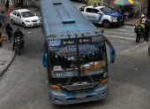Un bus circula, en la zona de San Roque, en el centro de Quito. Su expediente en la AMT dice que tiene 13 años.