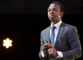 Durante su travesía desde Ghana a Europa, Ousman sufrió robos y maltrato por parte de las mafias que controlan la migración ilegal. Hoy ayuda a mejorar la educación en su país.