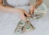 El préstamo quirografario del IESS en 2026 es una alternativa ágil y flexible para quienes necesitan liquidez.