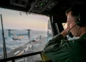 Un militar vigila la situación en el estrecho de Ormuz, por donde hay dificultad para que pase el petróleo, lo que encarece el combustible.