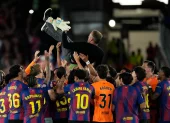 El técnico del FC Barcelona, Hansi Flick, por los aires levantado por sus jugadores al ser campeón de España.