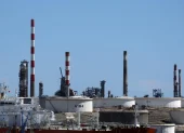 Buques petroleros descargan en la refinería de Lavera, en Martigues, al sur de Francia, el 11 de mayo de 2026.