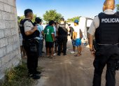 La policía en el lugar del suceso investiga el caso del crimen del joven estudiante