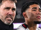 Eduardo Coudet consoló a Kendry Páez tras la clasificación de River Plate.