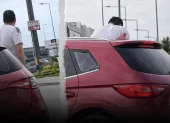 hombre habría orinado desde un vehículo en movimiento