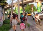En las paradas de buses del sur de la ciudad, decenas de personas aguardaban con incertidumbre la llegada de unidades que nunca aparecieron.