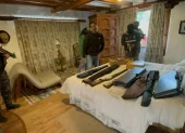 Policía decomisó un arsenal en una hacienda de Machachi durante un operativo contra el crimen organizado.