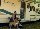 Ivette Martínez junto a su casa rodante en su travesía hacia Alaska