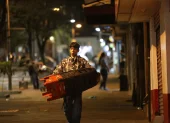 Locales. Comercios formales e informales adelantan cierres por restricciones nocturnas en Quito.