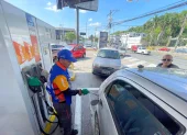 Conductores acudieron masivamente a las estaciones de servicio antes de la entrada en vigencia del nuevo ajuste de precios de los combustibles en Ecuador.