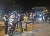 Policías y militares intensificaron controles nocturnos durante el nuevo toque de queda en Ecuador.