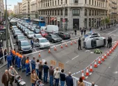 Ciudad dividida: La confluencia de un atasco monumental y un maratón ilustra la parálisis de la movilidad cotidiana en Madrid.