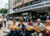 Jubilados en Guayaquil analizan sus documentos de retiro ante la necesidad de una planificación estratégica que garantice una pensión digna.