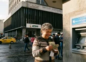 Referencial.Afiliada al IESS realiza el retiro de su pensión jubilar tras completar su trámite de retiro en 2026.