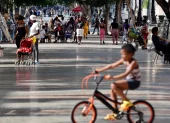 Fotografía del 2 de mayo de 2026 que muestra a personas por el paseo del Prado, en La Habana (Cuba).