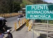 En enero, Ecuador impuso una tasa de control aduanero a mercancías colombianas y concentró su ingreso terrestre por Rumichaca. Colombia respondió con aranceles recíprocos y restricciones a productos ecuatorianos.