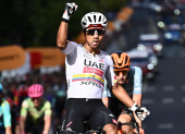 Jhonatan Narváez al cruzar la meta como ganador de la etapa 4 del Giro de Italia 2026.
