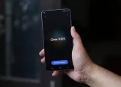 El sistema corre sobre Android 16 (específicamente la actualización QPR2), optimizando el rendimiento