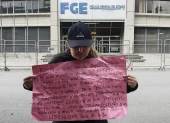 La madre protesta frente a la Fiscalía en Guayaquil, reclamando justicia y la extradición del acusado de violación infantil en el caso Cristina.