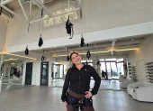 La propuesta busca ofrecer a los asistentes una experiencia integral que activa el cuerpo y luego lo lleva a la serenidad, todo en un mismo lugar.