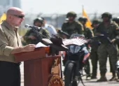 El ministro de Defensa, Gian Carlo Loffredo, entregó 139 motos y camionetas a las Fuerzas Armadas para las operaciones de seguridad en Guayaquil y Guayas.