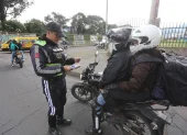 La AMT intensificó los controles a motocicletas en distintos sectores de Quito durante 2026.