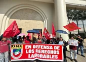 Docentes despedidos protestaron frente a la Zona 8 de Educación para exigir respuestas y reintegro laboral.