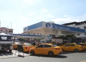 Conductores realizaron largas filas en gasolineras de Guayaquil tras el aumento de combustibles.