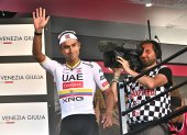 El ecuatoriano Jhonatan Narváez en su primer ascenso al podio como ganador de una etapa del Giro de Italia.