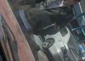 Dos personas bloquearon a un auto para introducir a su vehículo en la fila de una gasolinera en Quito, después de insultar al conductor.