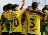 Jugadores de Barcelona festejan uno de los goles contra Insutec.