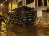 Personal militar realiza patrullajes nocturnos durante el toque de queda vigente en varias provincias de Ecuador.